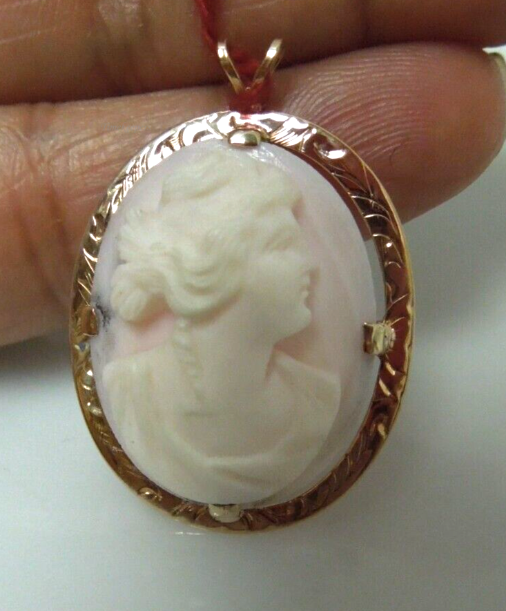 t009 Vintage 10kt Yellow Gold Carved Cameo shell Pendant Locket