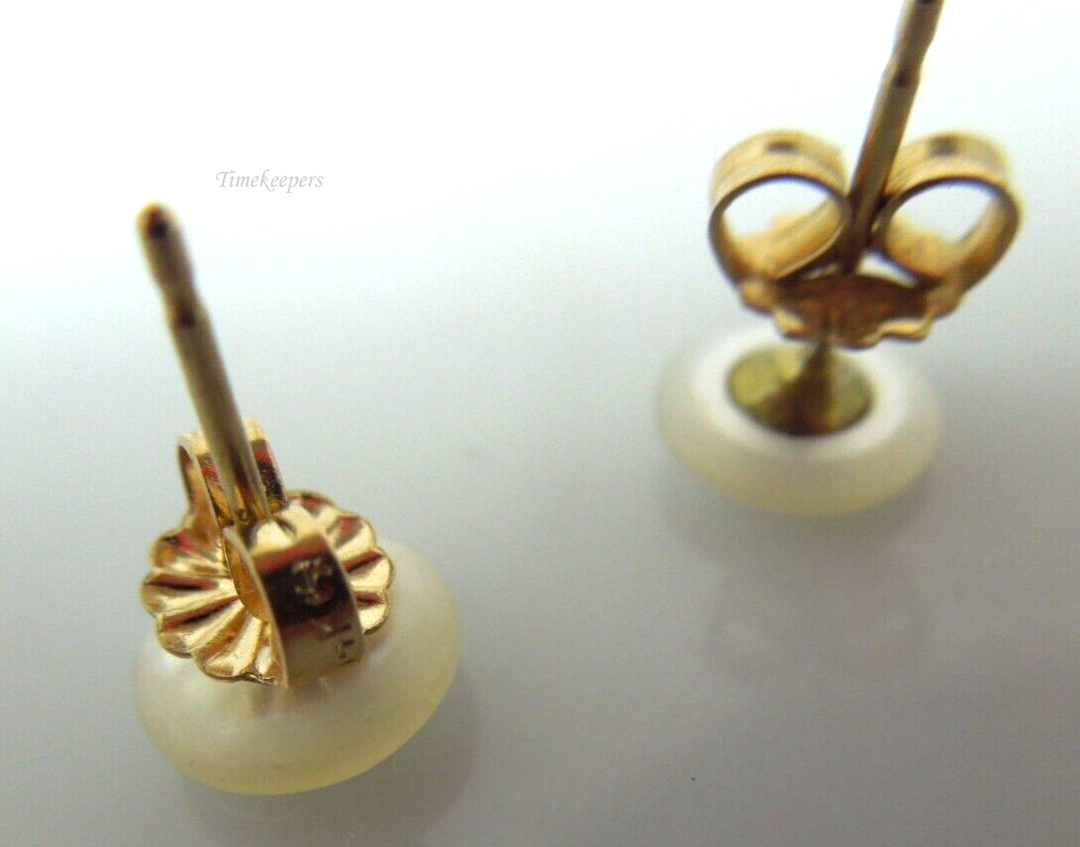 s946 14kt Yellow Gold Mother of Pearl Studs Earrings  