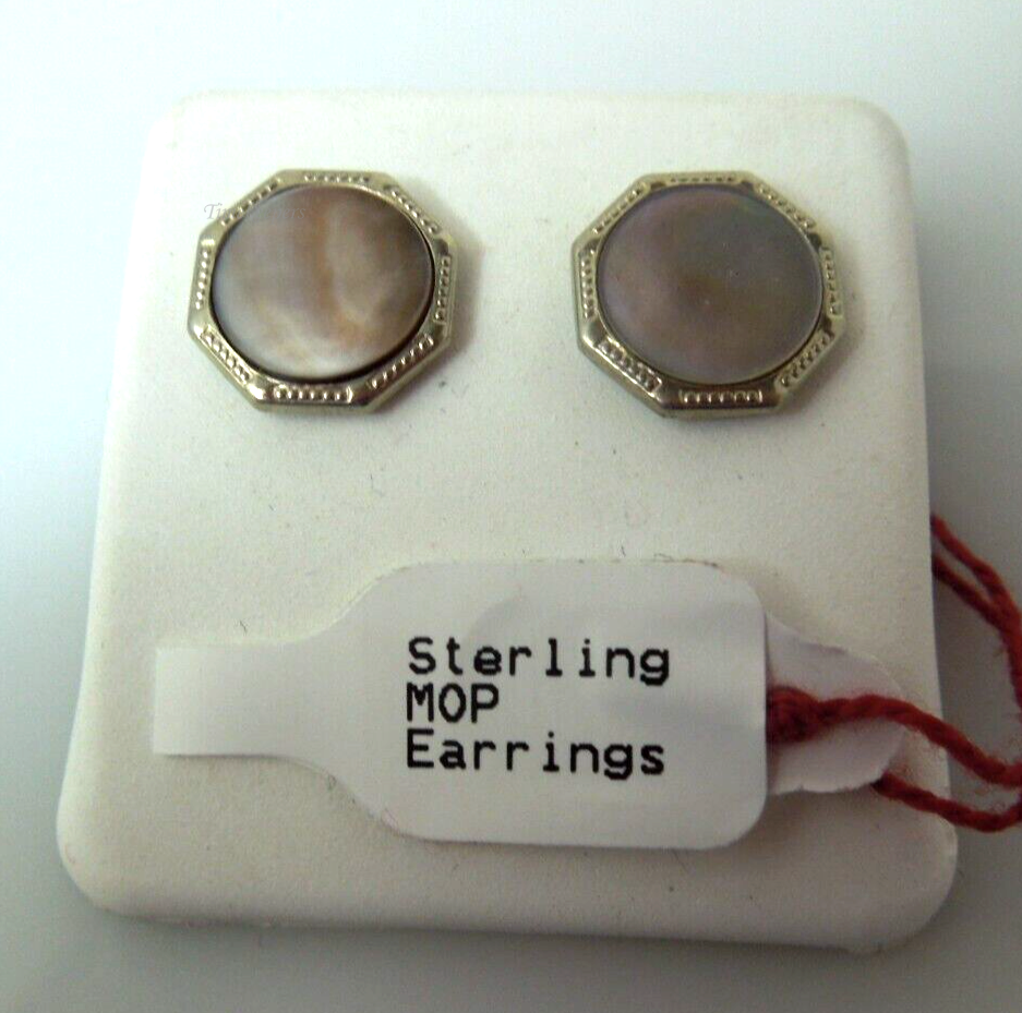 s947 Pretty Pair of Sterling Mother of Pearl Studs Earrings