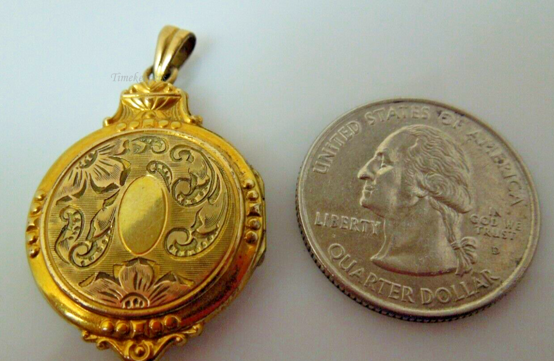 s954  Antique Walter E Hayward 12K Gold Filled Round Gold Filled Etched Photo Locket Signed