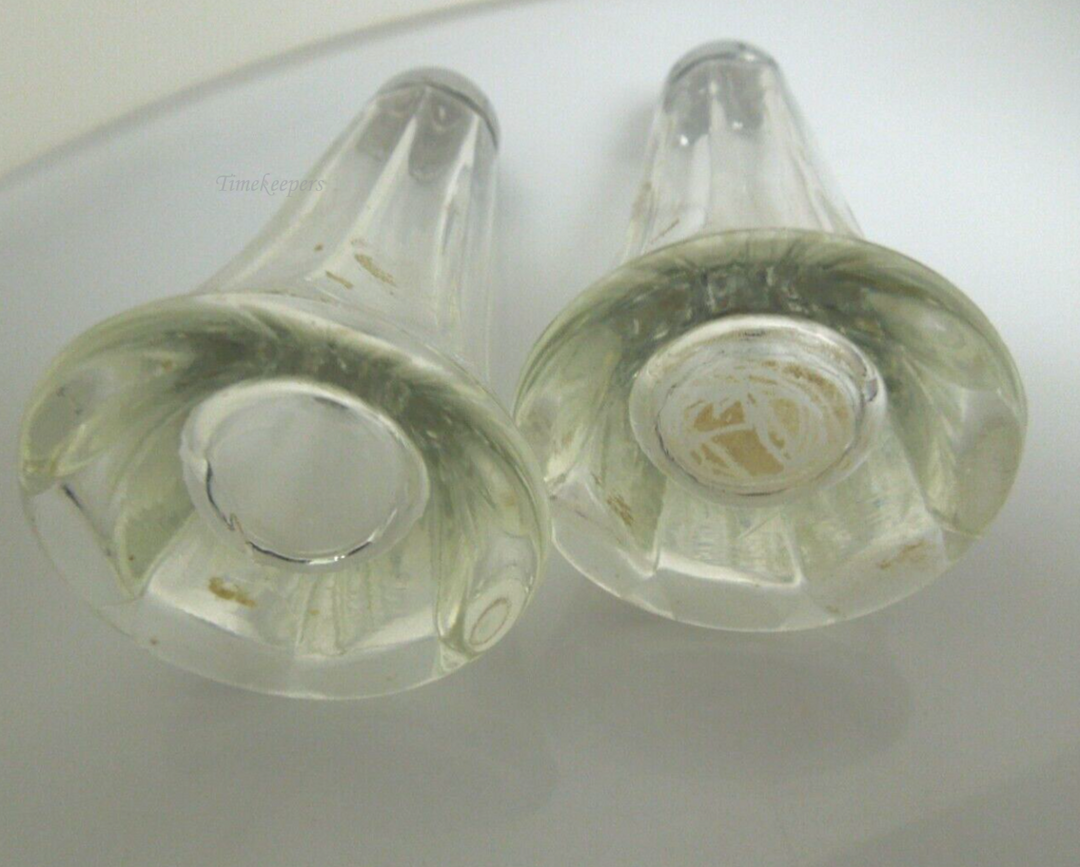 s239 Set of 2 Glass/ tall salt and pepper shakers/ salt and pepper shakers