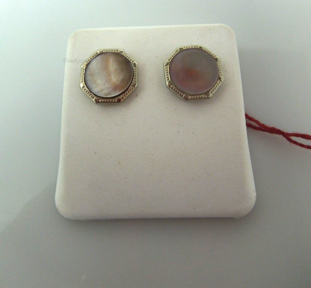 s947 Pretty Pair of Sterling Mother of Pearl Studs Earrings