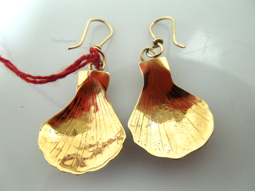 s196 Pretty Pair of Dangle Earrings in 9kt Yellow Gold