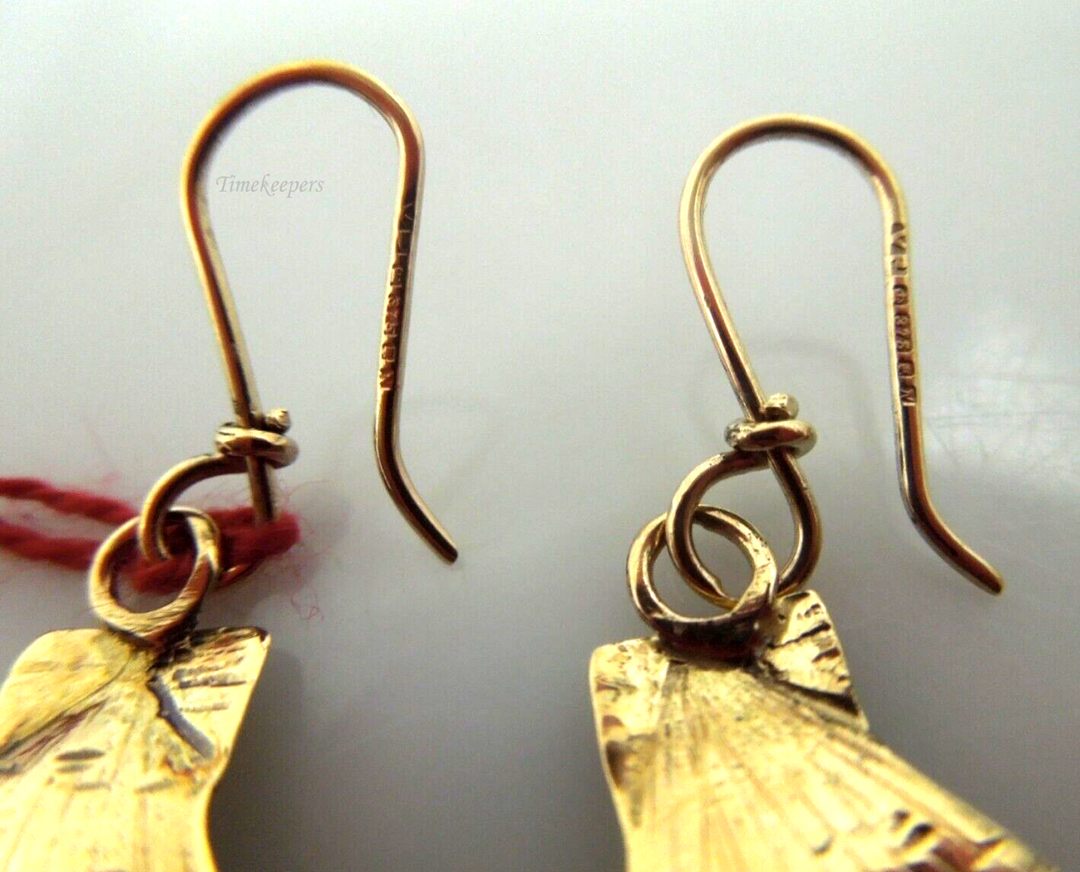 s196 Pretty Pair of Dangle Earrings in 9kt Yellow Gold