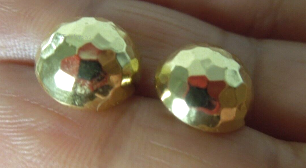 s260 Pretty Pair of 14kt Yellow Gold Hammered Studs 