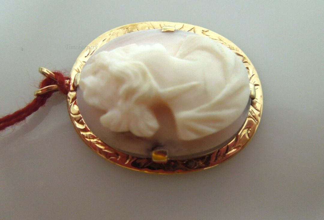 t009 Vintage 10kt Yellow Gold Carved Cameo shell Pendant Locket