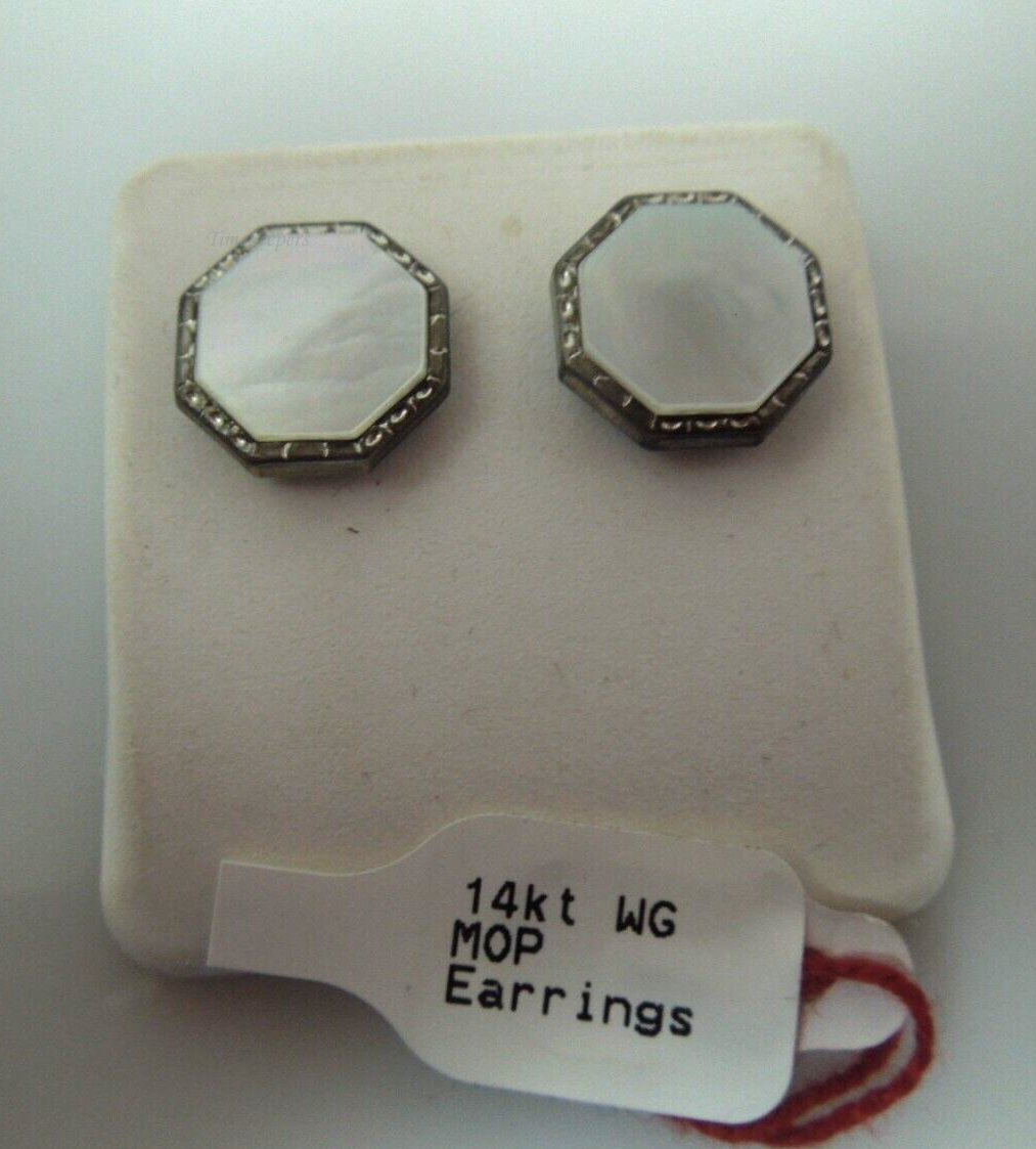 s949 14kt White Gold Mother of Pearl Geometric Studs Earrings