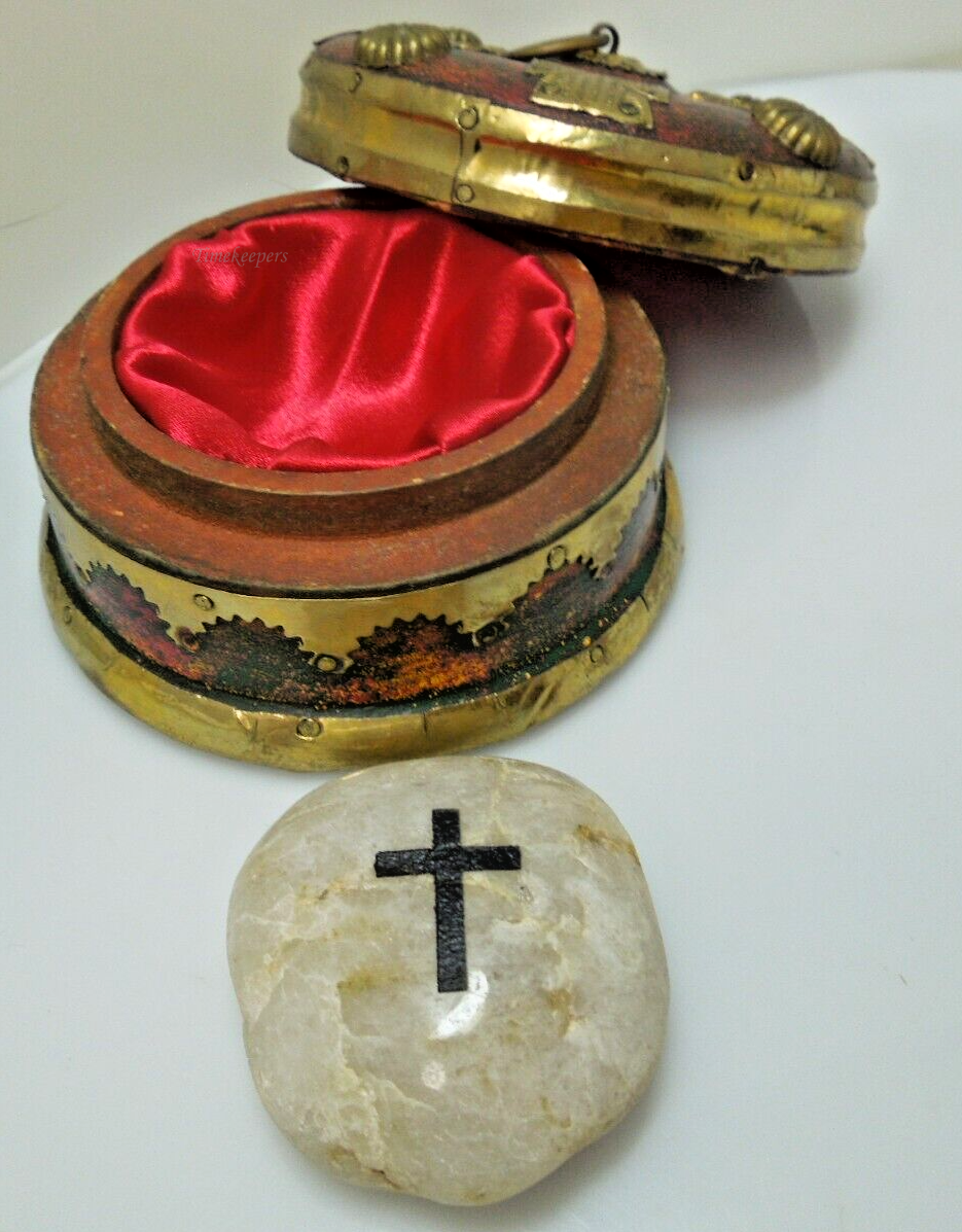 s900 Handcrafted Painted Hammered Gold Metal Wood Red Satin Jewelry Trinket Storage + Cross Quartz