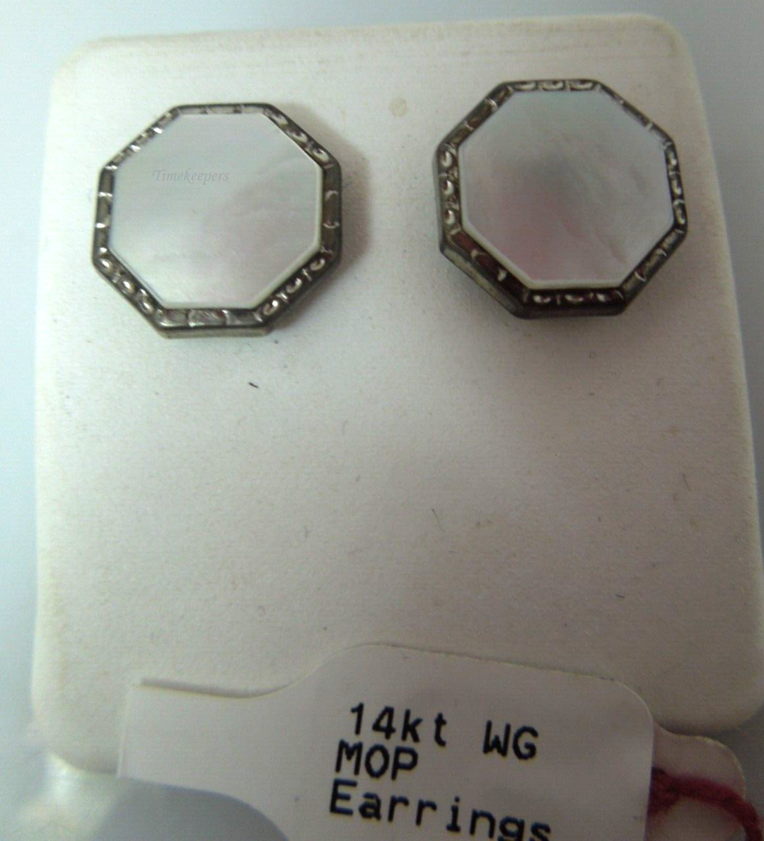 s949 14kt White Gold Mother of Pearl Geometric Studs Earrings