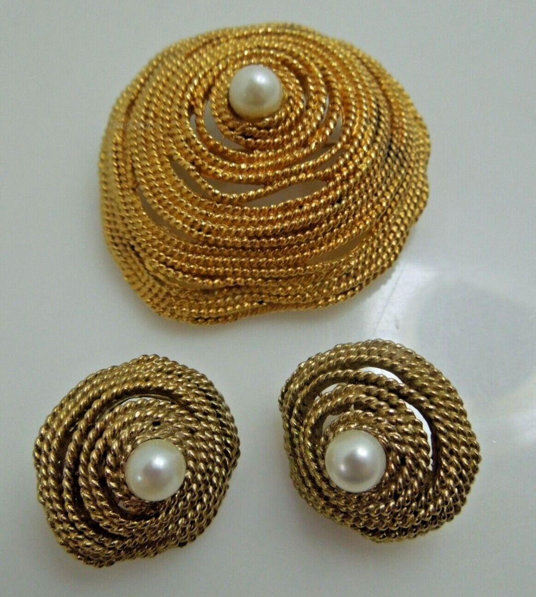 s634 Capri Gold Tone Brooch Pin and Clip-on Earrings Swirl Circle Faux Pearl Metal