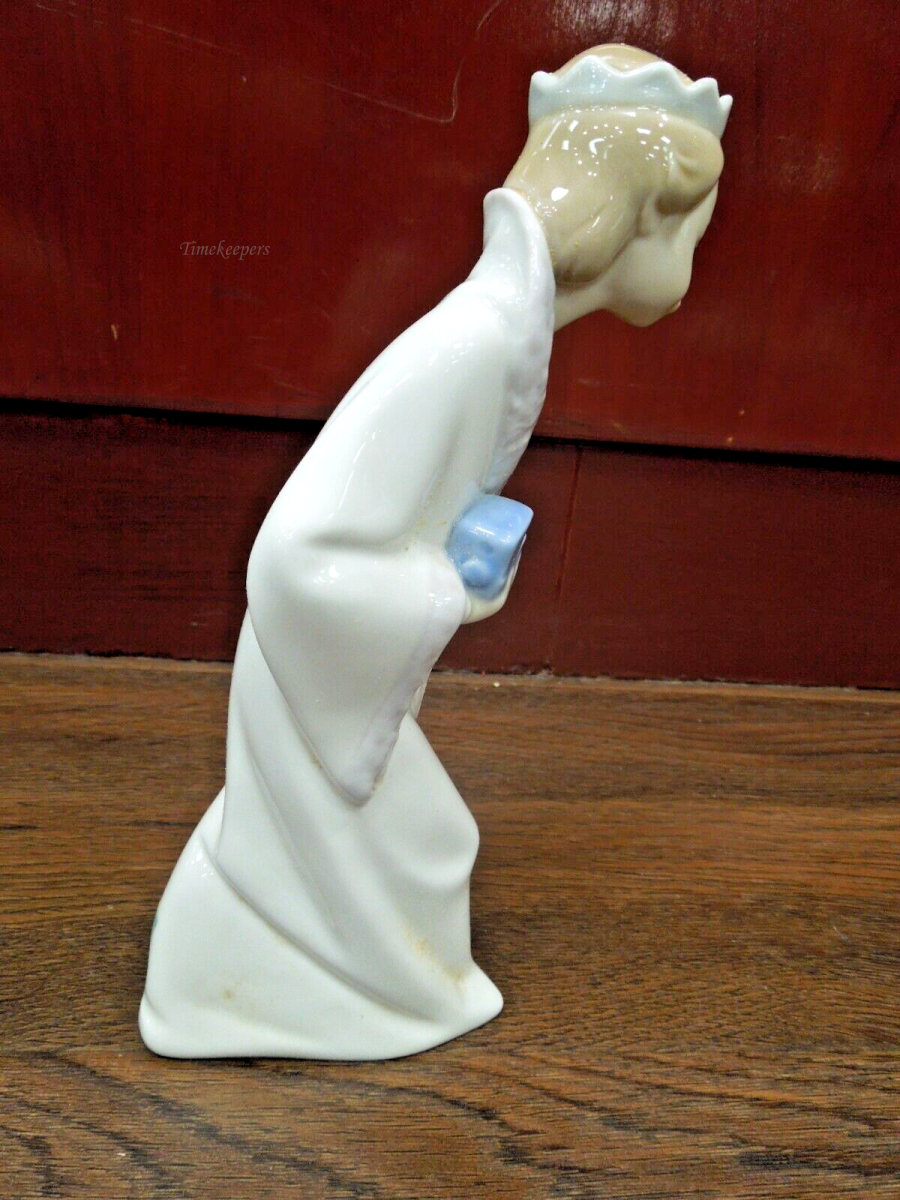 s665 Lladro Figurine King Gaspar carrying Blue Gift Number 4674- Boxed Childrens Nativity