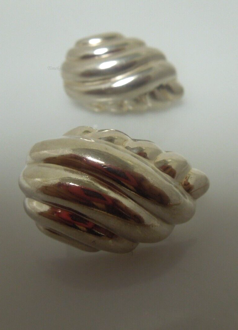 s131 925 Sterling Silver Ribbed Seashell Design Hollow Earrings