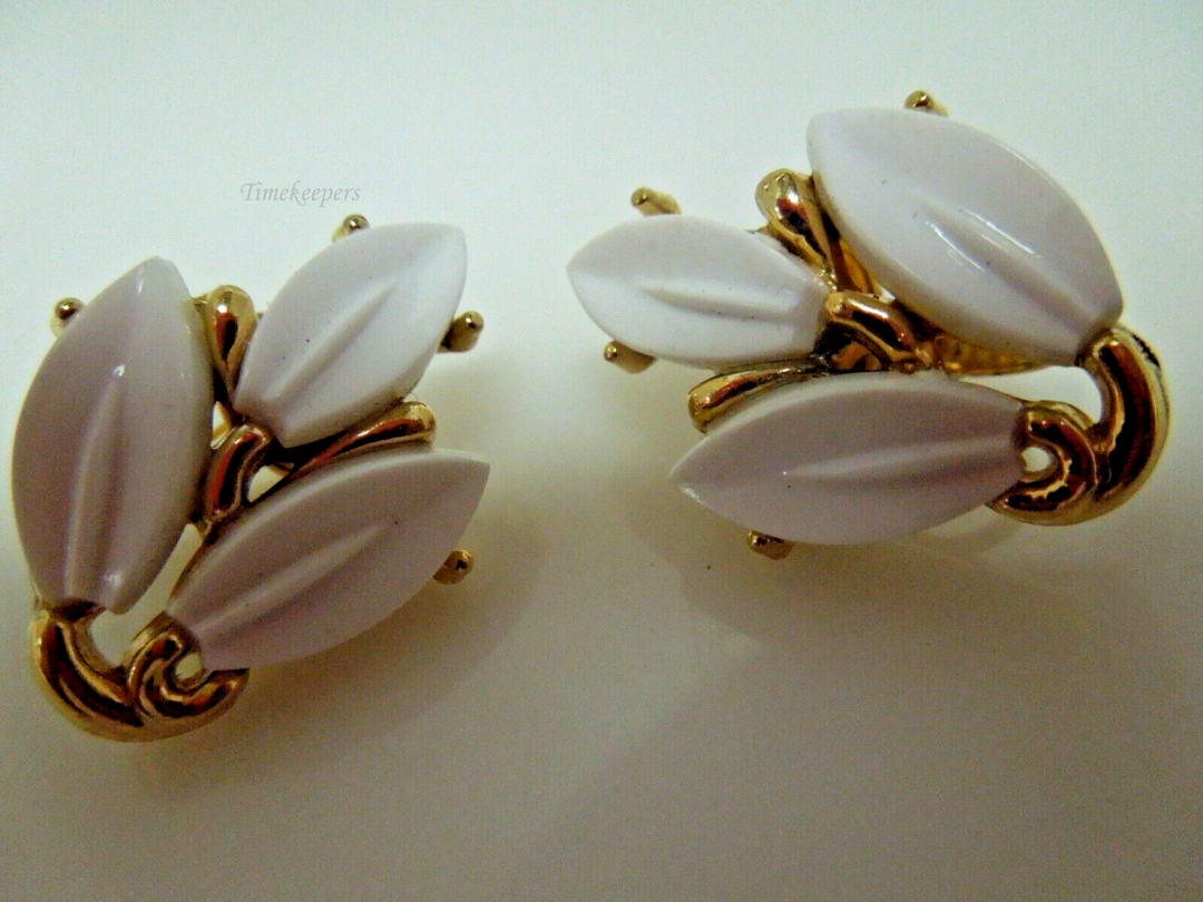 s628 Vintage Trifari White Poured Glass Clip Earrings Very Pretty