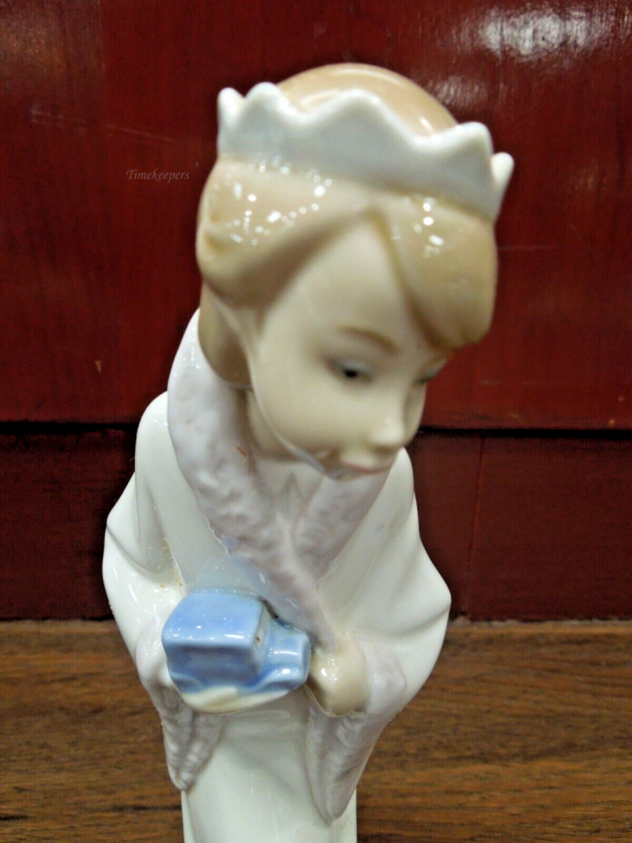 s665 Lladro Figurine King Gaspar carrying Blue Gift Number 4674- Boxed Childrens Nativity