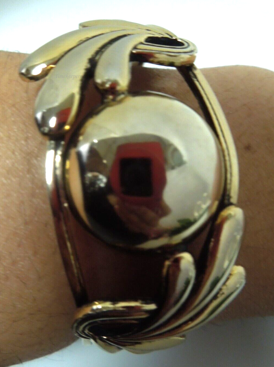 s329 Vintage Gold tone Hinged Beautiful Bangle Bracelet