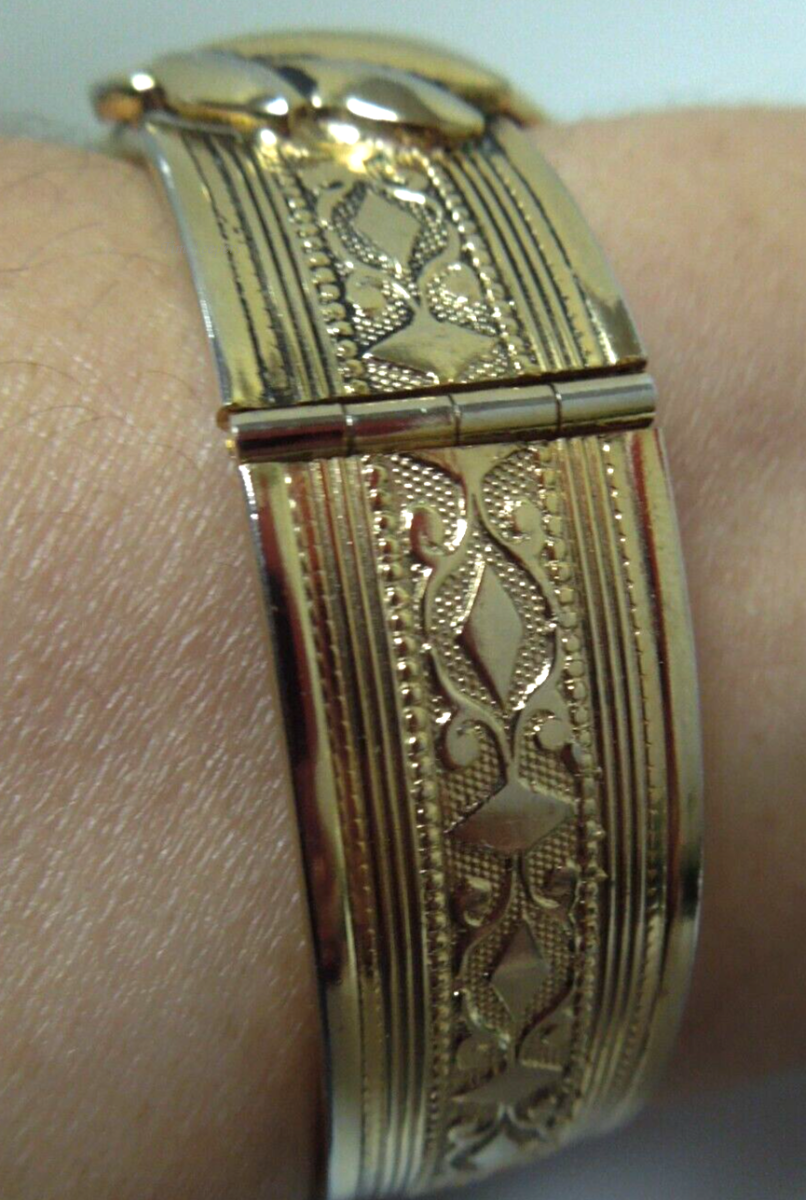 s329 Vintage Gold tone Hinged Beautiful Bangle Bracelet