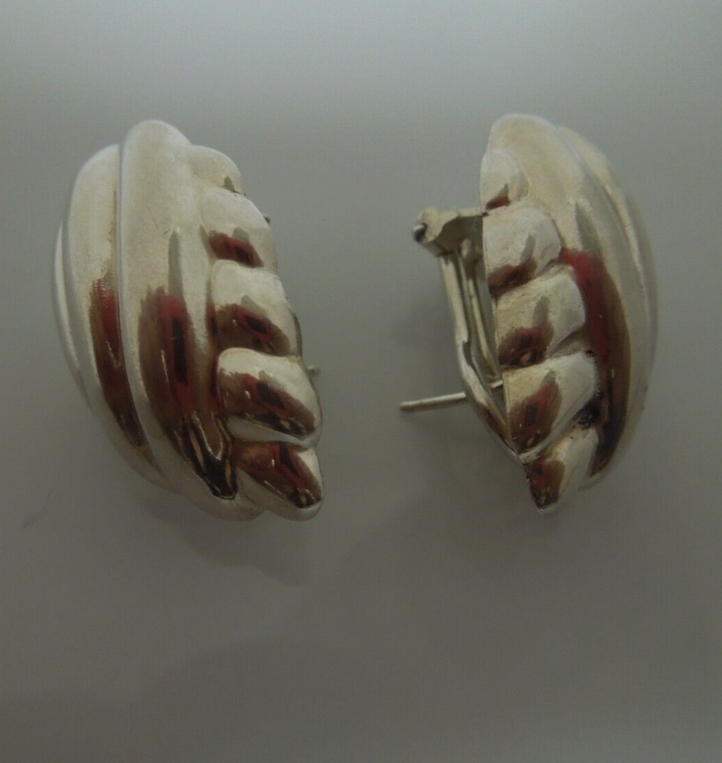 s131 925 Sterling Silver Ribbed Seashell Design Hollow Earrings