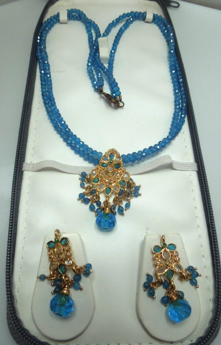 s425 Blue Crystal Necklace with matching Earrings  