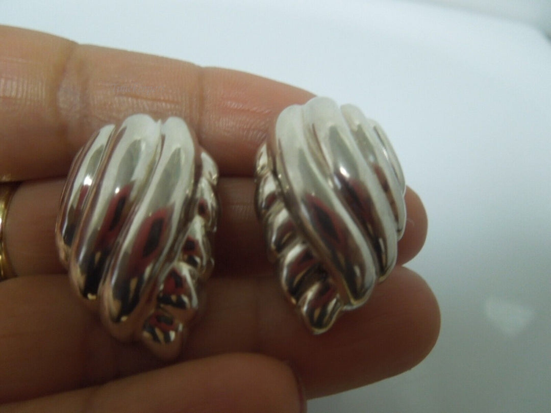 s131 925 Sterling Silver Ribbed Seashell Design Hollow Earrings