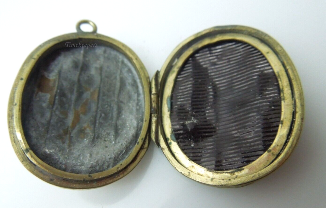 s918 Vintage Gold Filled Oval Etched Photo Locket Pendant