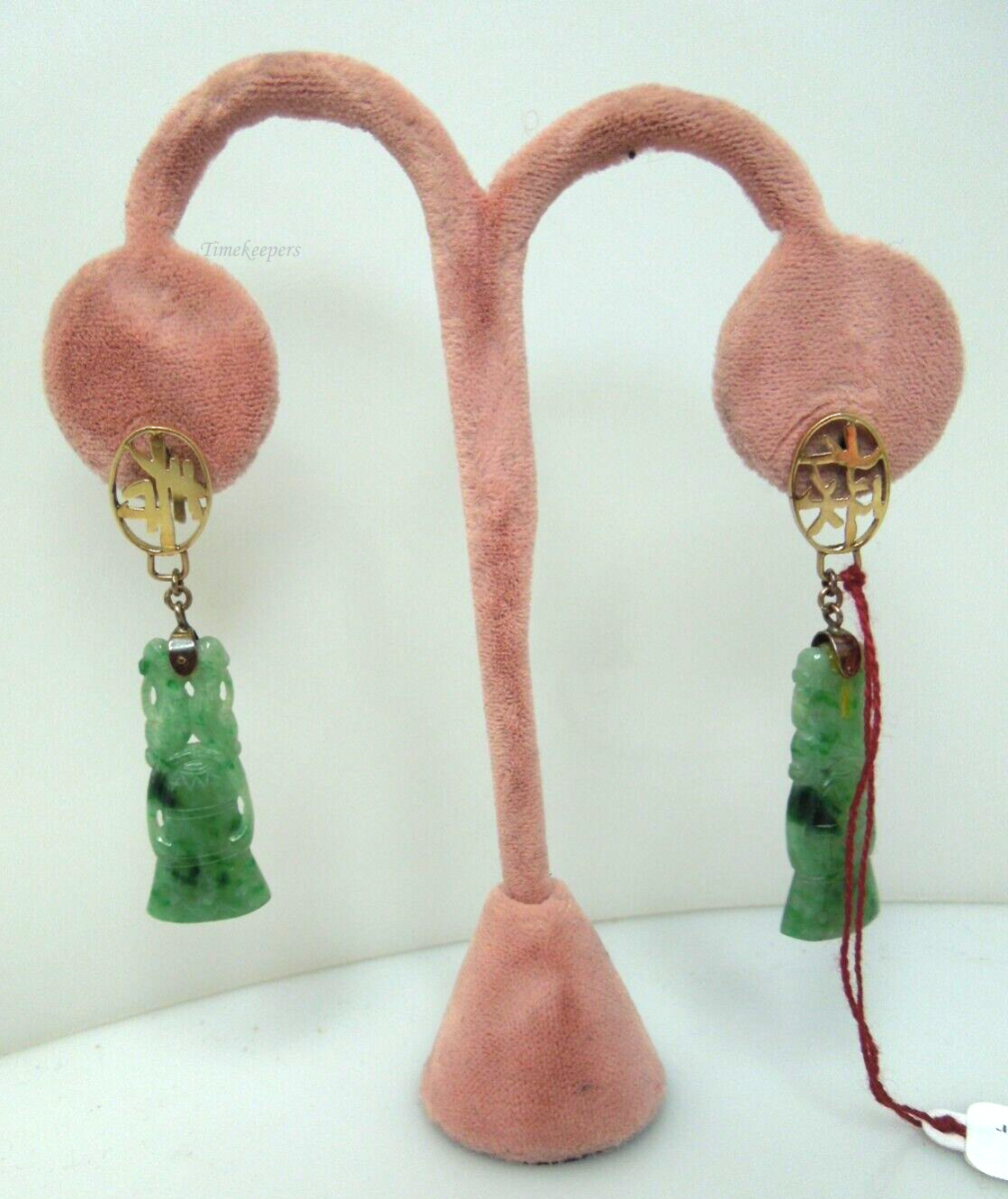 s913 Pretty Pair of 14kt Yellow Gold Carved Jade Dangle Earrings