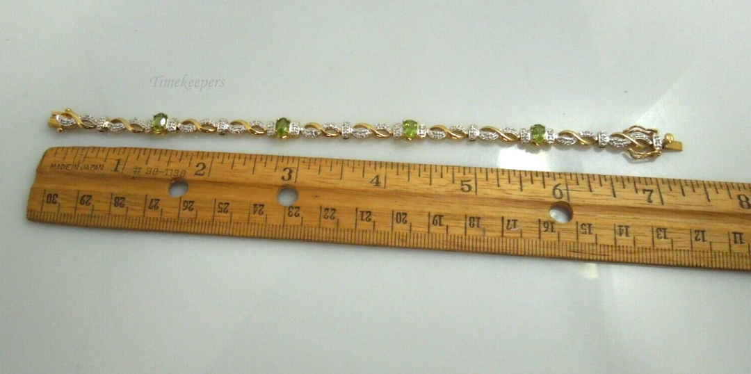 t072 Pretty Bracelet in Gold Tone with  Peridot 7"