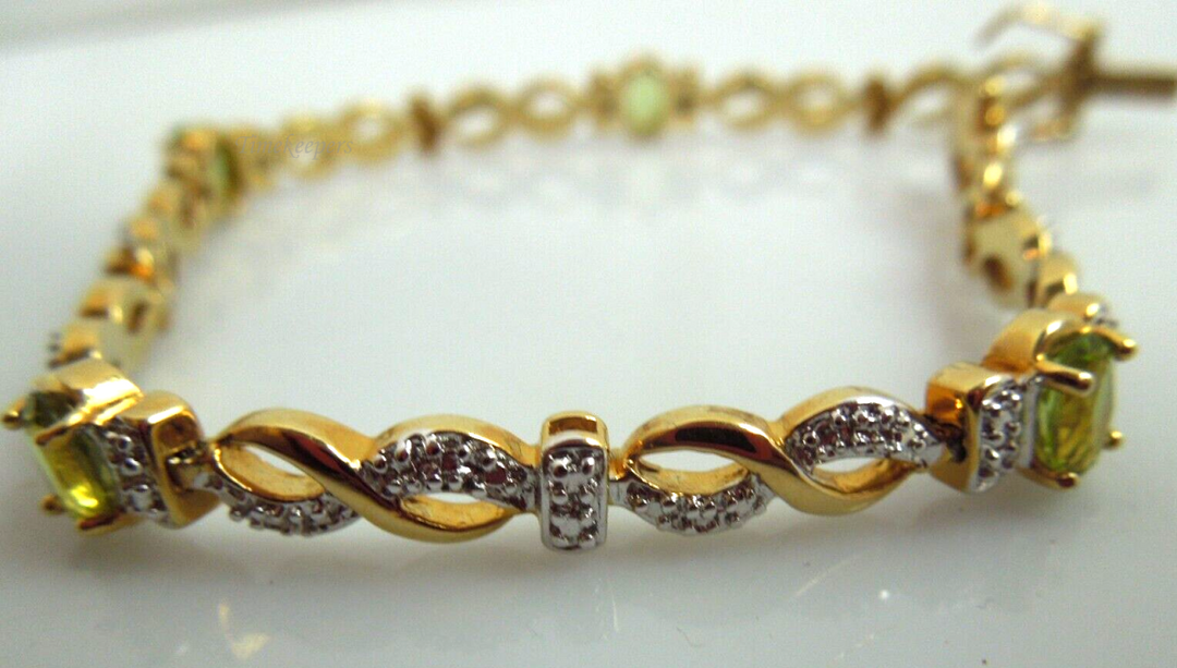 t072 Pretty Bracelet in Gold Tone with  Peridot 7"