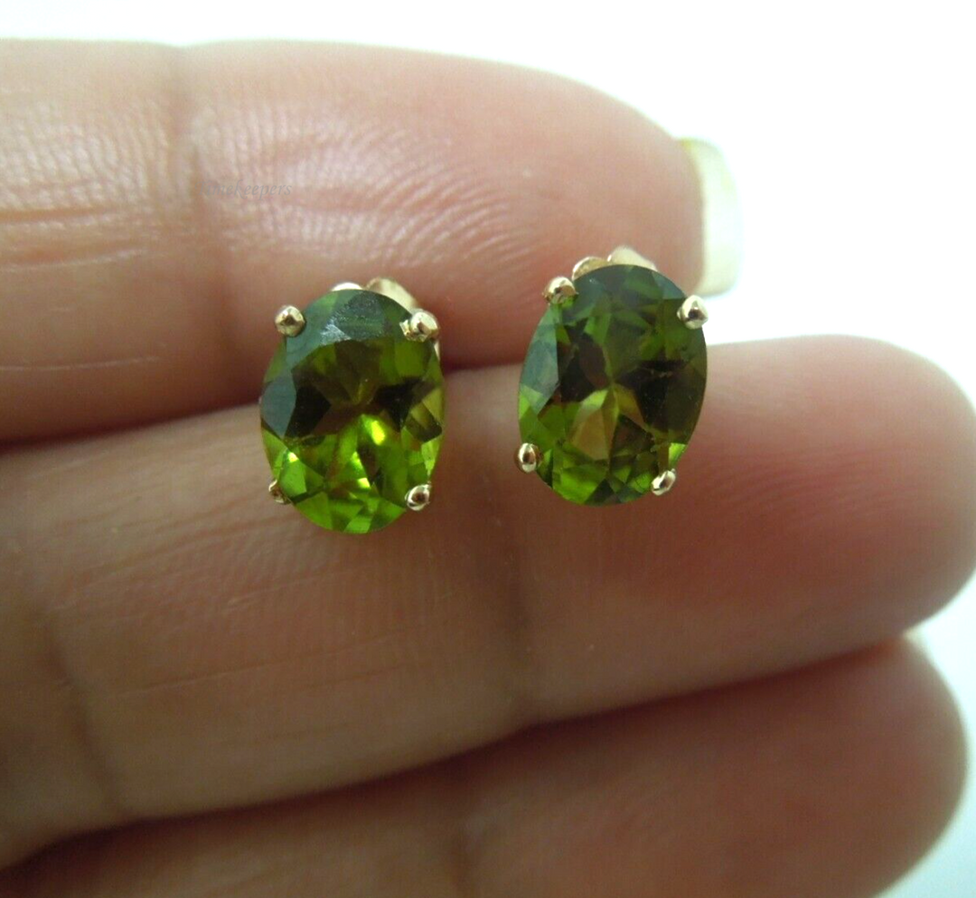 t114 14kt Yellow Gold Peridot Studs Earrings,14kt Yellow Gold Studs,14kt Gold Studs