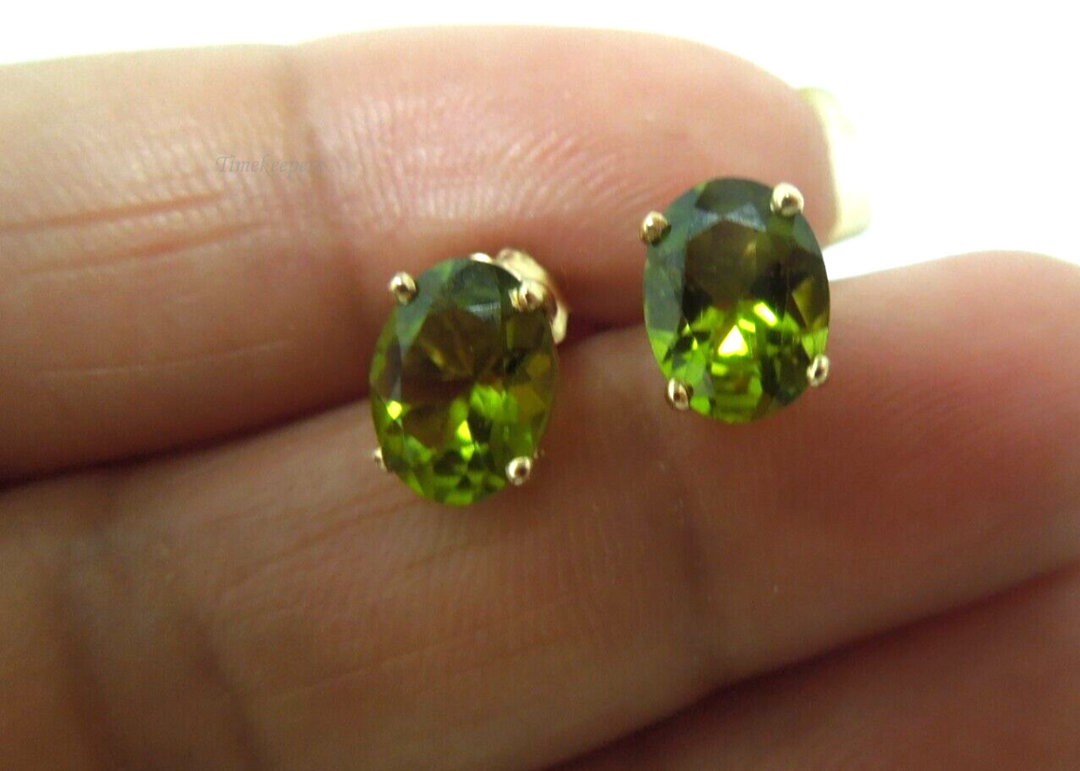 t114 14kt Yellow Gold Peridot Studs Earrings,14kt Yellow Gold Studs,14kt Gold Studs