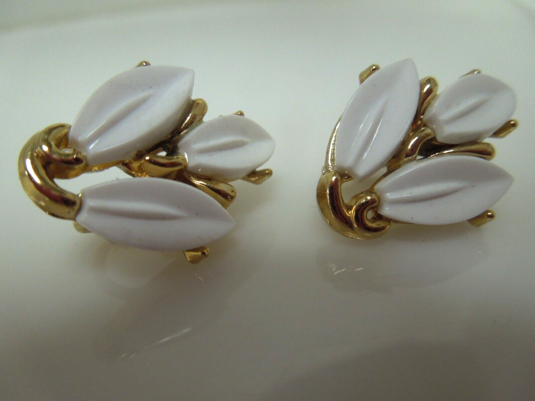 s628 Vintage Trifari White Poured Glass Clip Earrings Very Pretty