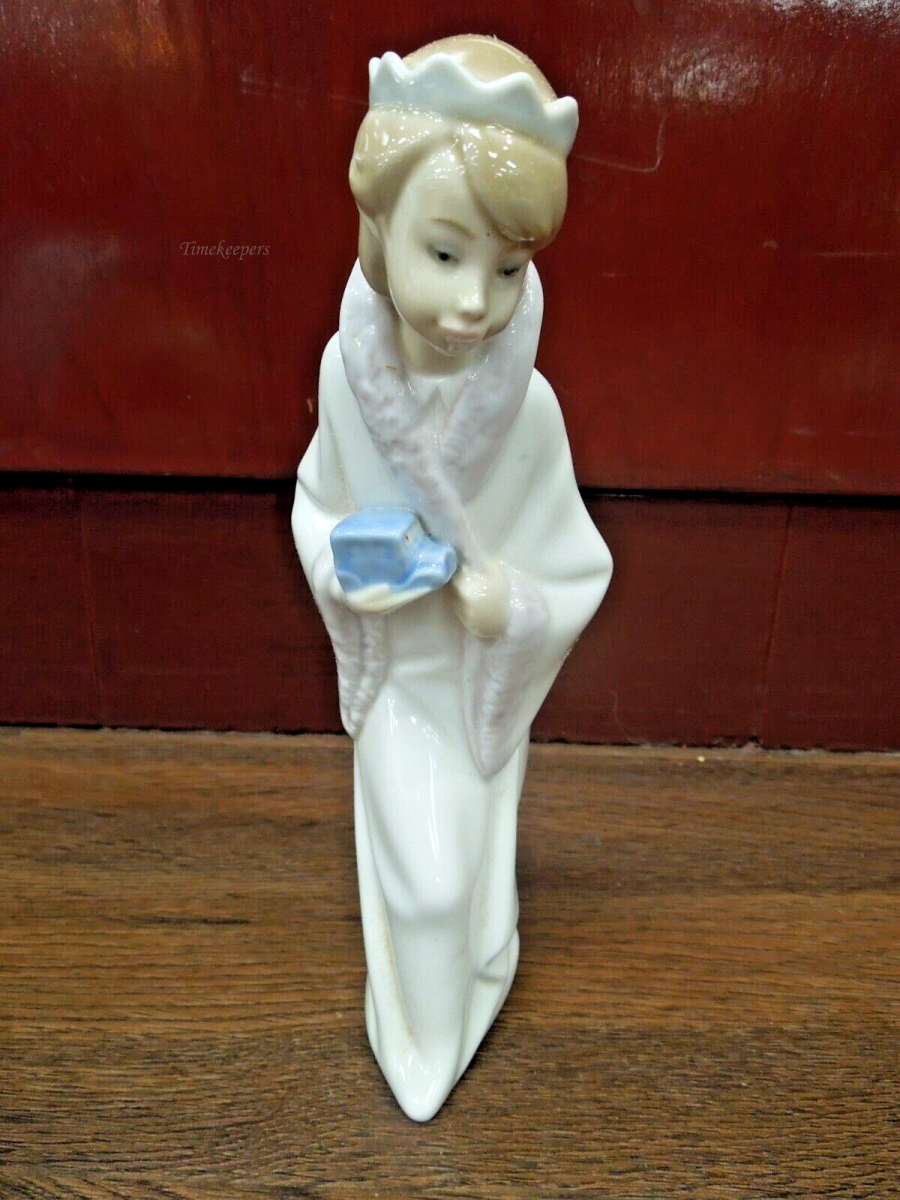 s665 Lladro Figurine King Gaspar carrying Blue Gift Number 4674- Boxed Childrens Nativity